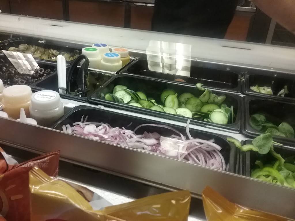 Subway | restaurant | 1315 S St Marys St, San Antonio, TX 78210, USA | 2102369001 OR +1 210-236-9001