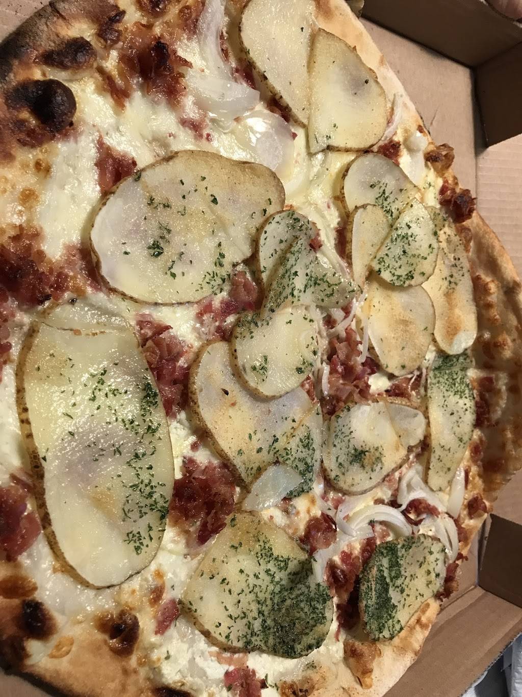 Castello Pizza | restaurant | 994 W Main St, Meriden, CT 06451, USA | 2034402100 OR +1 203-440-2100