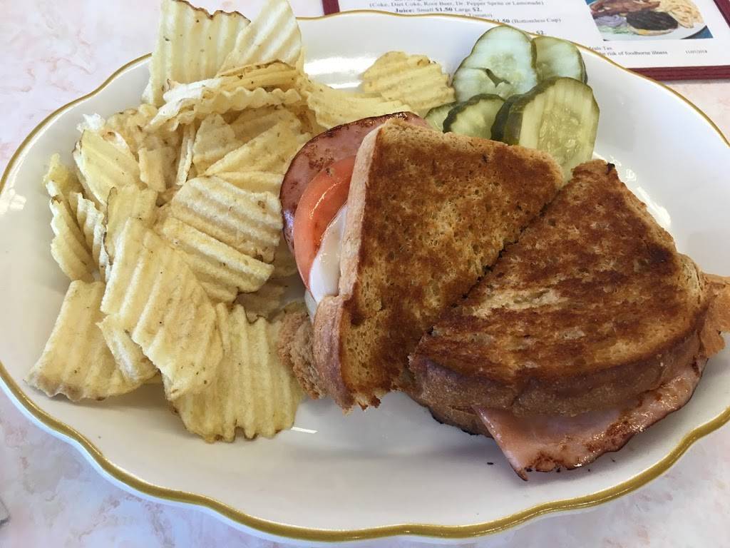 Tuttles Family Diner | restaurant | 41 Main St N, Wells River, VT 05081, USA | 8027573333 OR +1 802-757-3333