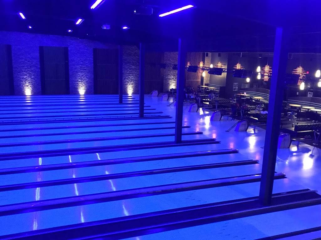 Kingpin Bowlounge | restaurant | 425 Bingemans Centre Dr, Kitchener, ON N2B 3X7, Canada | 5197458888 OR +1 519-745-8888