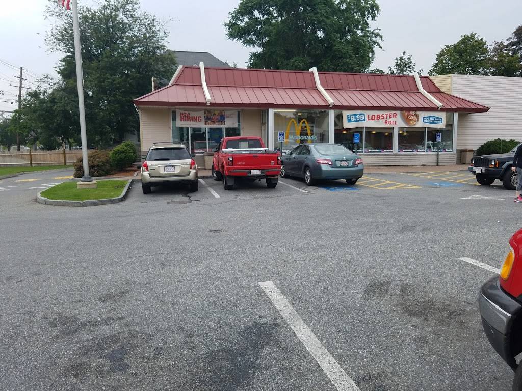 McDonalds | cafe | 572 Main St, Wakefield, MA 01880, USA | 7812467689 OR +1 781-246-7689