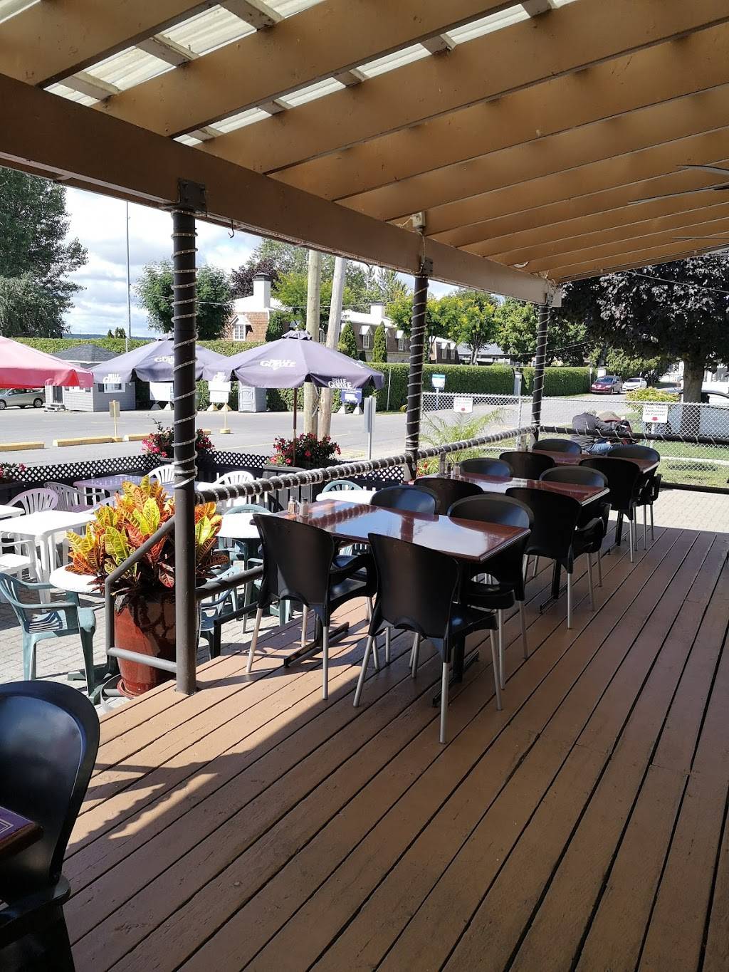 Resto De La Traverse | restaurant | 185 Rue des Anges, Oka, QC J0N 1E0, Canada | 4504796568 OR +1 450-479-6568