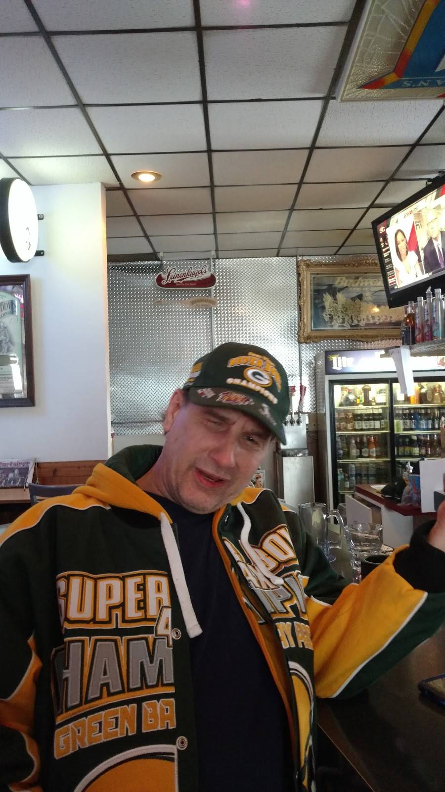 Cubby Hole Bar & Grill | restaurant | 1570 Elizabeth St, Green Bay, WI 54302, USA | 9204377078 OR +1 920-437-7078