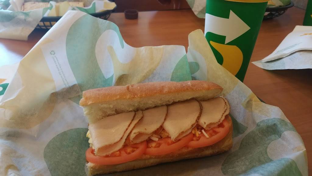 Subway | restaurant | 242 College Campus Dr, Moscow Mills, MO 63362, USA | 6363561041 OR +1 636-356-1041