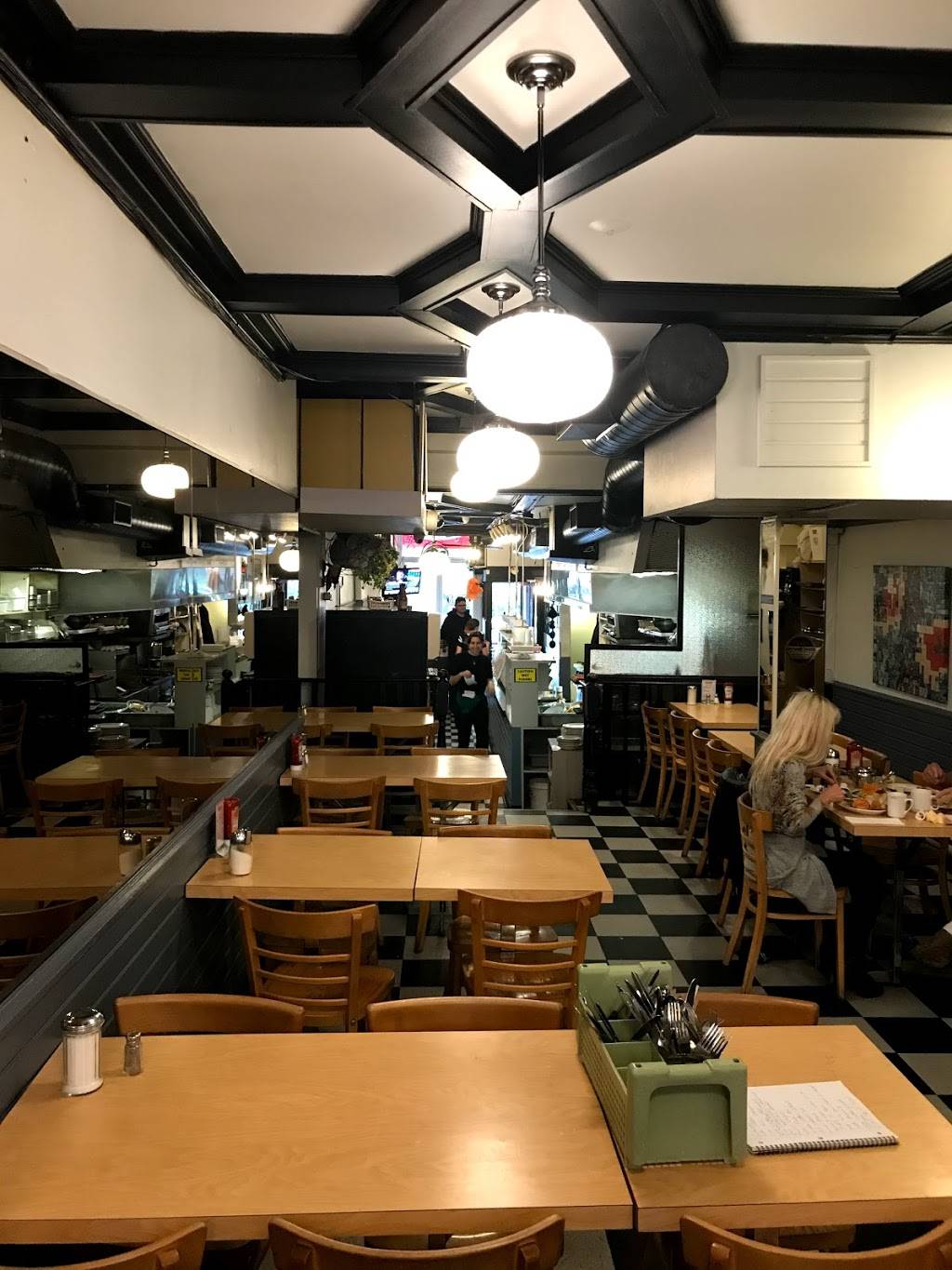 Sunset Grill | restaurant | 2006 Queen St E, Toronto, ON M4L 1J3, Canada | 4166909985 OR +1 416-690-9985