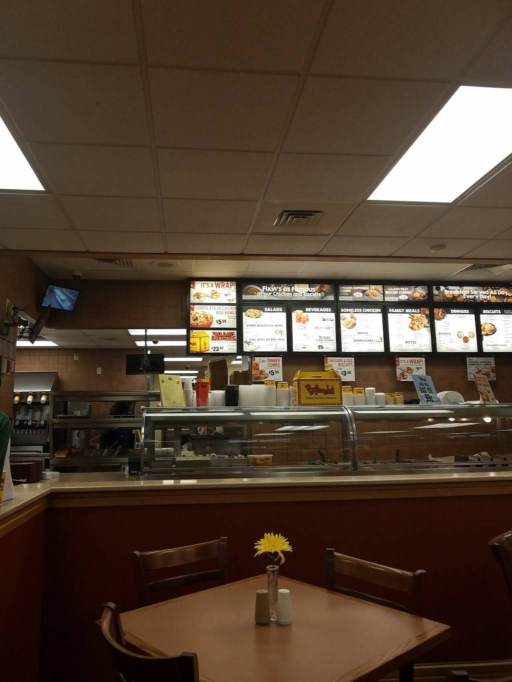 Bojangles Famous Chicken n Biscuits | restaurant | 7519 Tidewater Dr, Norfolk, VA 23505, USA | 7575883773 OR +1 757-588-3773