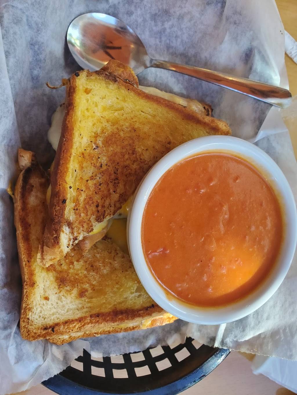 Village Bar & Grille | restaurant | 3 Skidway Village Walk, Savannah, GA 31411, USA | 9125985106 OR +1 912-598-5106