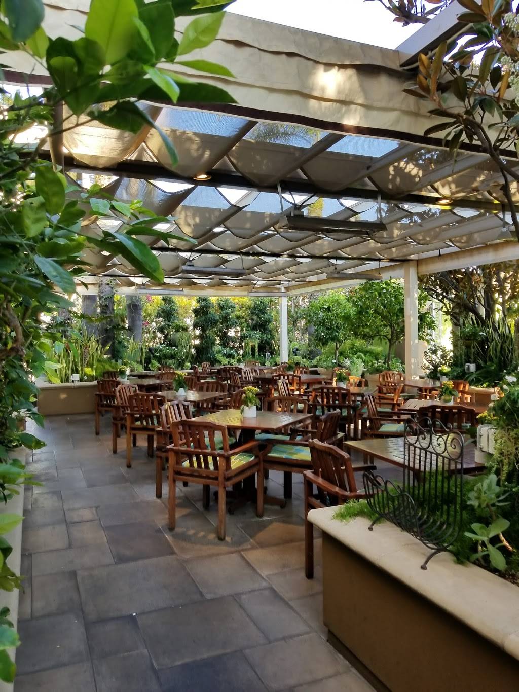 Cabana Restaurant | restaurant | 300 Doheny Drive, Los Angeles, CA 90048, USA | 3102732222 OR +1 310-273-2222