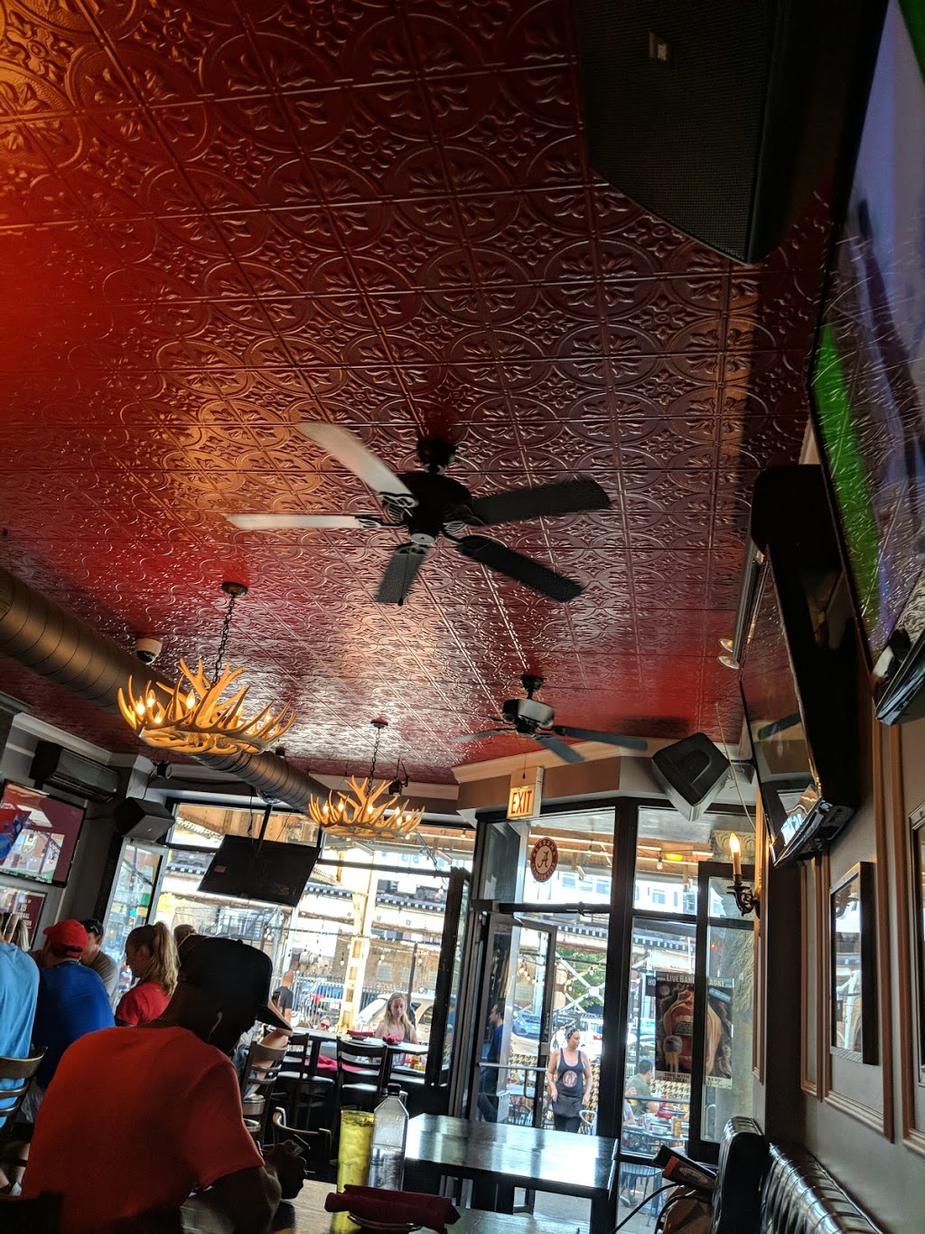 Houndstooth Saloon | restaurant | 3369 N Clark St, Chicago, IL 60657, USA | 7732441166 OR +1 773-244-1166