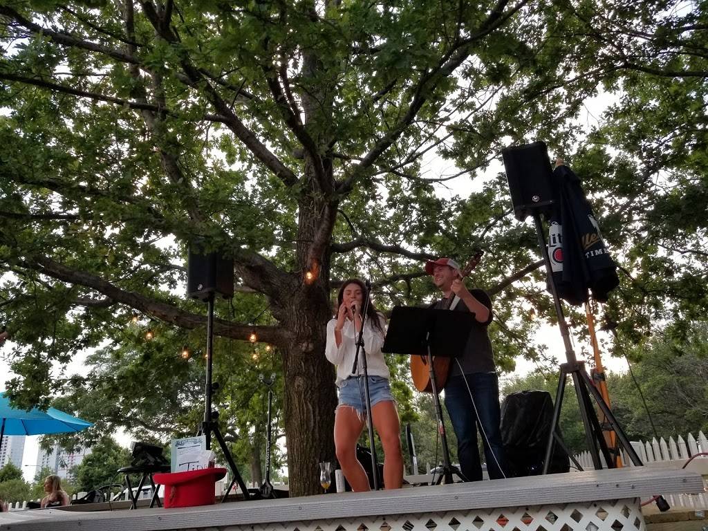 Boat Drinks | restaurant | 600 E Waldron Dr, Chicago, IL 60616, USA | 3128380544 OR +1 312-838-0544