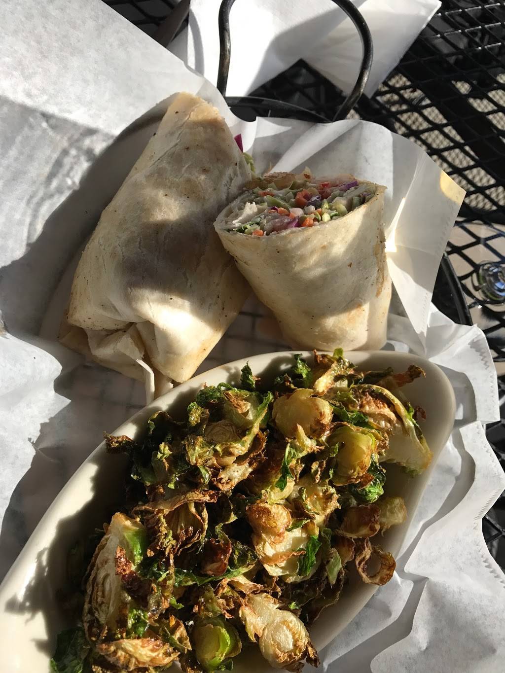 Red Dog Grill | restaurant | 411 Great Loop E Dr, Ottawa, IL 61350, USA | 8154344406 OR +1 815-434-4406