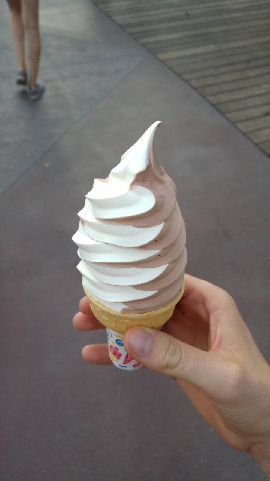 Adorable Snowman Frosted Treats | restaurant | 1313 S, Disneyland Dr, Anaheim, CA 92802, USA | 7147813463 OR +1 714-781-3463