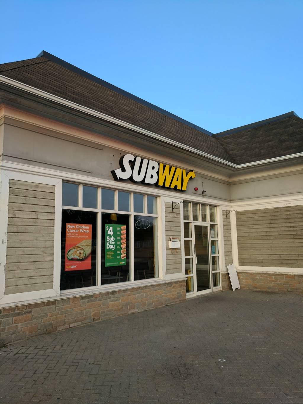 Subway | restaurant | 252 Lakeshore Rd W, Mississauga, ON L5H 1G6, Canada | 9052785033 OR +1 905-278-5033
