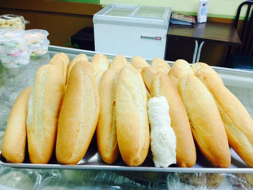 Banh Mi Ba Le | restaurant | 1125 Dundas St E, Mississauga, ON L4Y 2C4, Canada | 9052726875 OR +1 905-272-6875