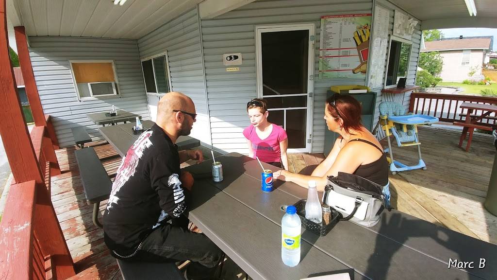 Casse-Croute Au 3 Gars | restaurant | 297 Rue Victoria, Thurso, QC J0X 3B0, Canada | 8199853283 OR +1 819-985-3283