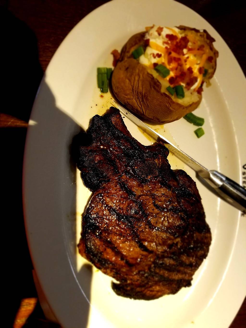 LongHorn Steakhouse | meal takeaway | 8181 International Dr, Orlando, FL 32819, USA | 4072263381 OR +1 407-226-3381