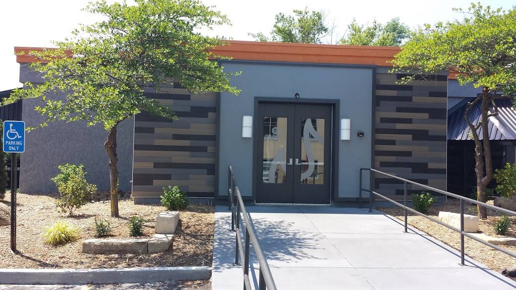 Gilroys Kitchen + Pub + Patio | restaurant | 1238 8th St, West Des Moines, IA 50265, USA | 5158091727 OR +1 515-809-1727