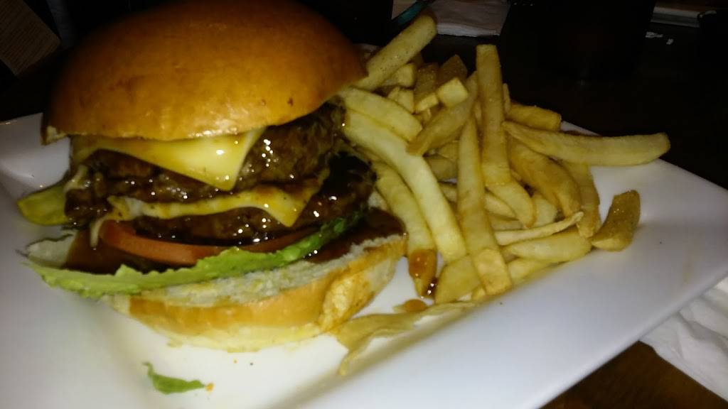 Wallys Tap House | restaurant | 13 Crandall Rd, Tiverton, RI 02878, USA | 4016241212 OR +1 401-624-1212