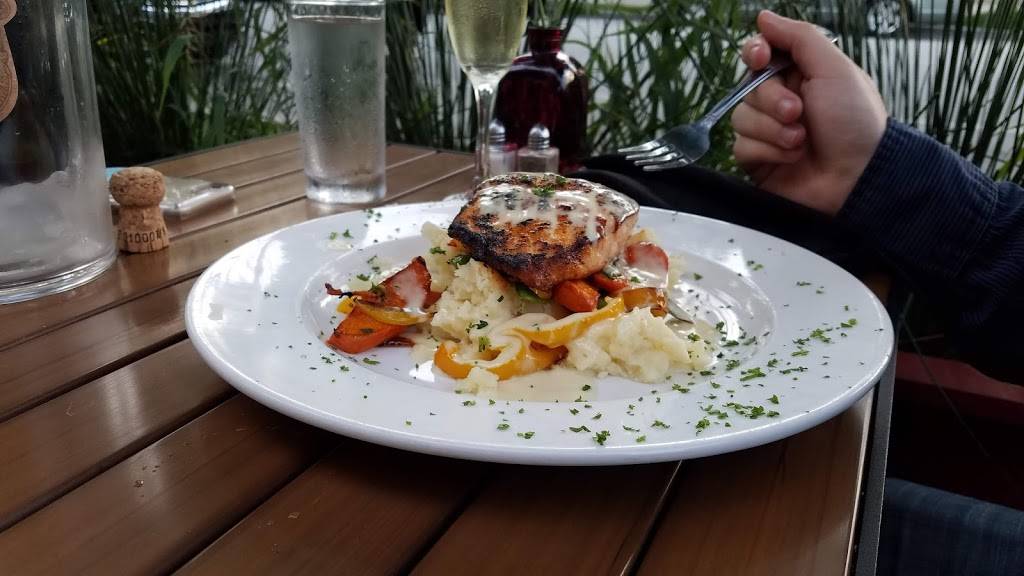 MOXIE Food + Drink | restaurant | 501 E Silver Spring Dr, Whitefish Bay, WI 53217, USA | 4142048980 OR +1 414-204-8980