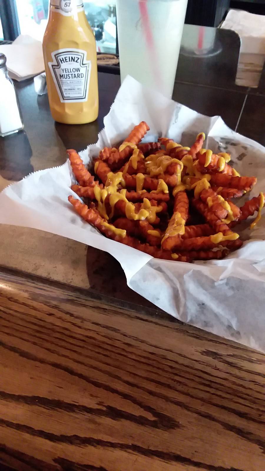 Leamens Bar & Grill | restaurant | 209 N State St, Geneseo, IL 61254, USA | 3099446555 OR +1 309-944-6555