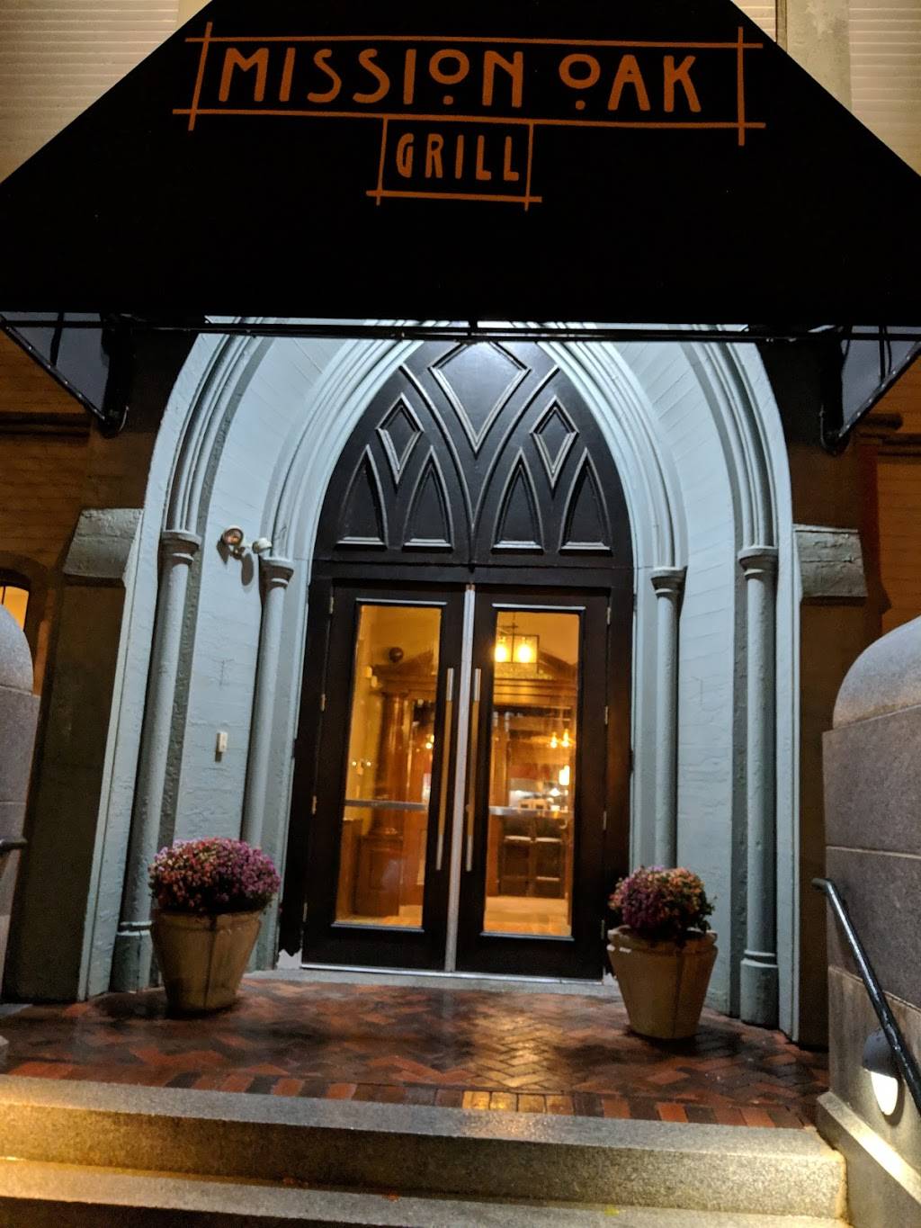 Mission Oak Grill | restaurant | 26 Green St, Newburyport, MA 01950, USA | 9784639009 OR +1 978-463-9009