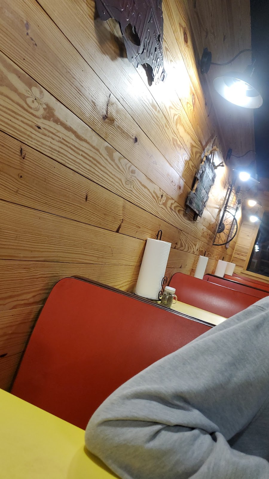 Sno-White Dairy Bar | restaurant | 405 Main St, Des Arc, AR 72040, USA | 8702563306 OR +1 870-256-3306