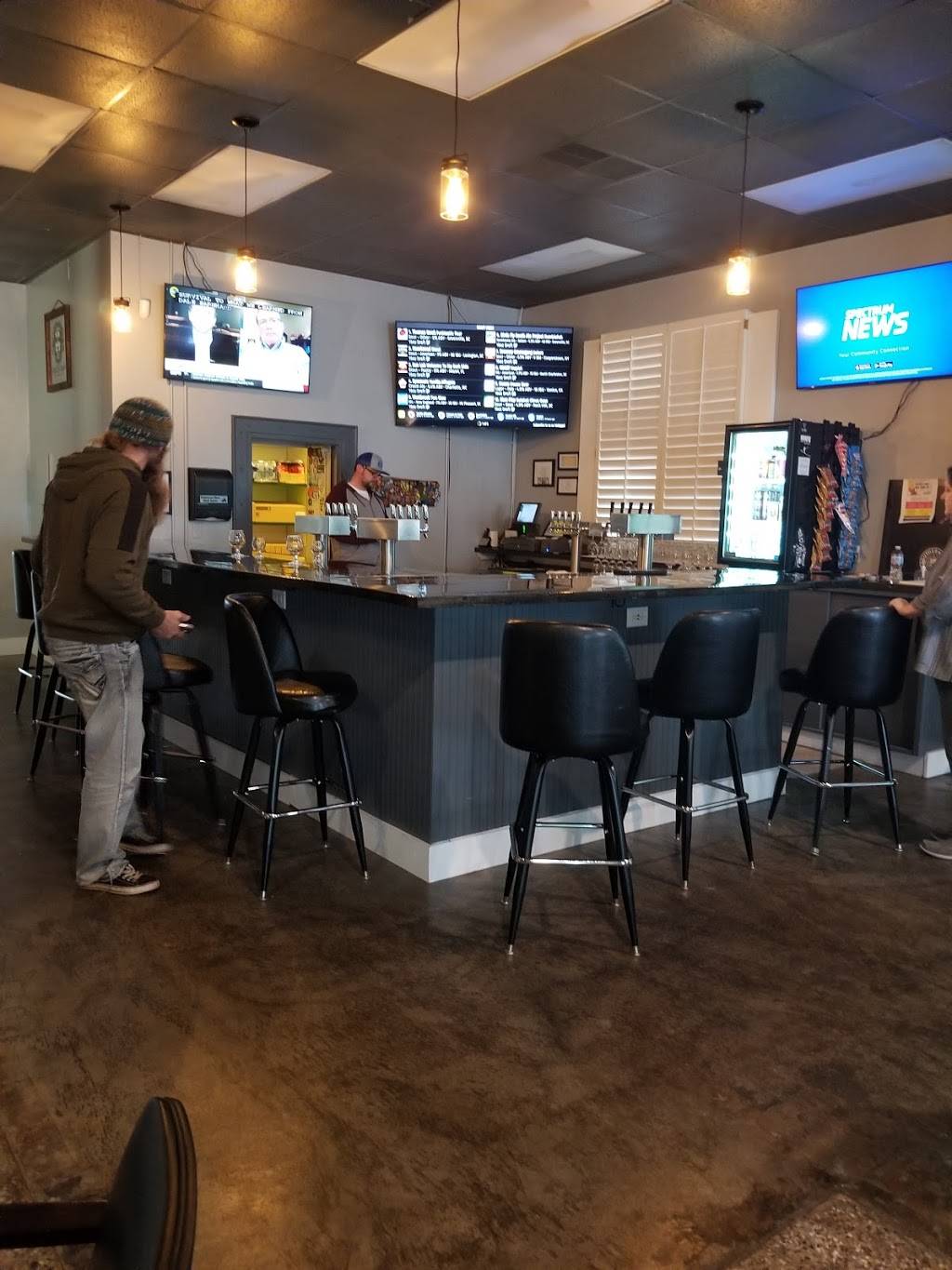 The Vault Bottle Shop | restaurant | 131 N Main St, Clover, SC 29710, USA | 8036100157 OR +1 803-610-0157