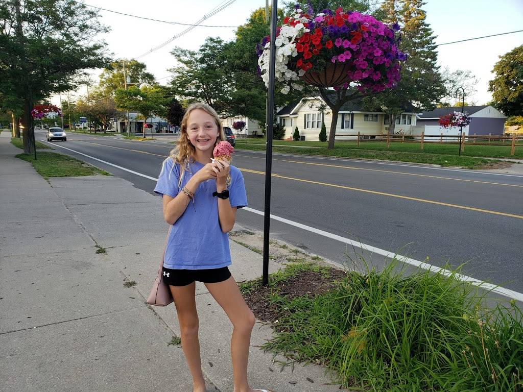 Charlevoix Dairy Grille, LLC | restaurant | 1111 Bridge St, Charlevoix, MI 49720, USA | 2315479771 OR +1 231-547-9771