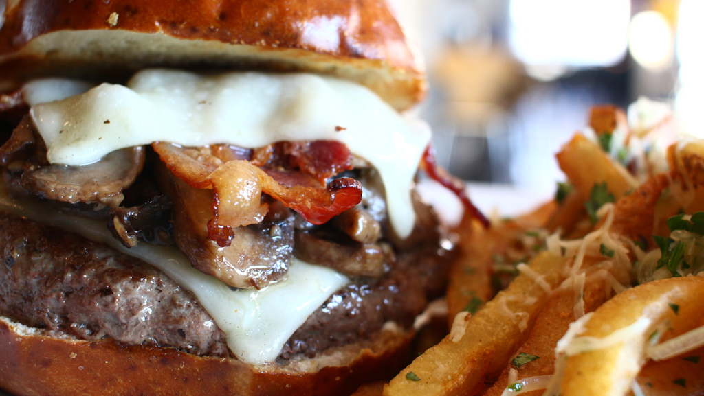 Dempseys Burger Pub at Clifton Square | restaurant | 3700 E Douglas Ave #78, Wichita, KS 67208, USA | 3164253831 OR +1 316-425-3831