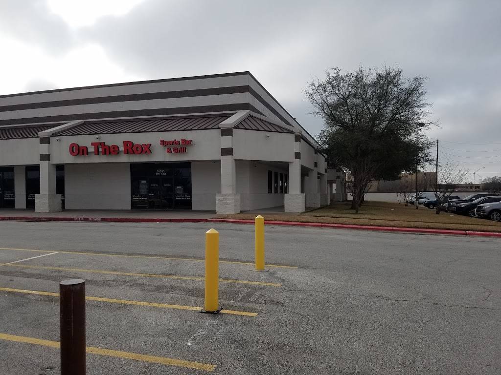 On the Rox Sports Bar and Grill | restaurant | 10535 Jones Rd #300, Houston, TX 77065, USA | 2818077500 OR +1 281-807-7500