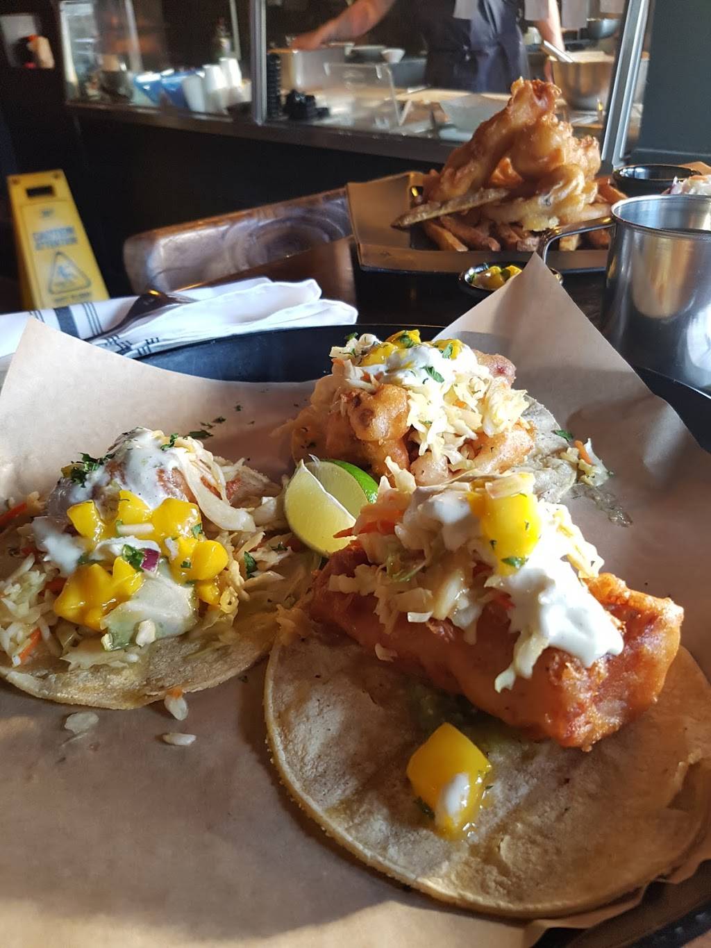 Off The Hook Fishbar | restaurant | 749 Broadview Ave, Toronto, ON M4K 2P6, Canada | 4164654356 OR +1 416-465-4356