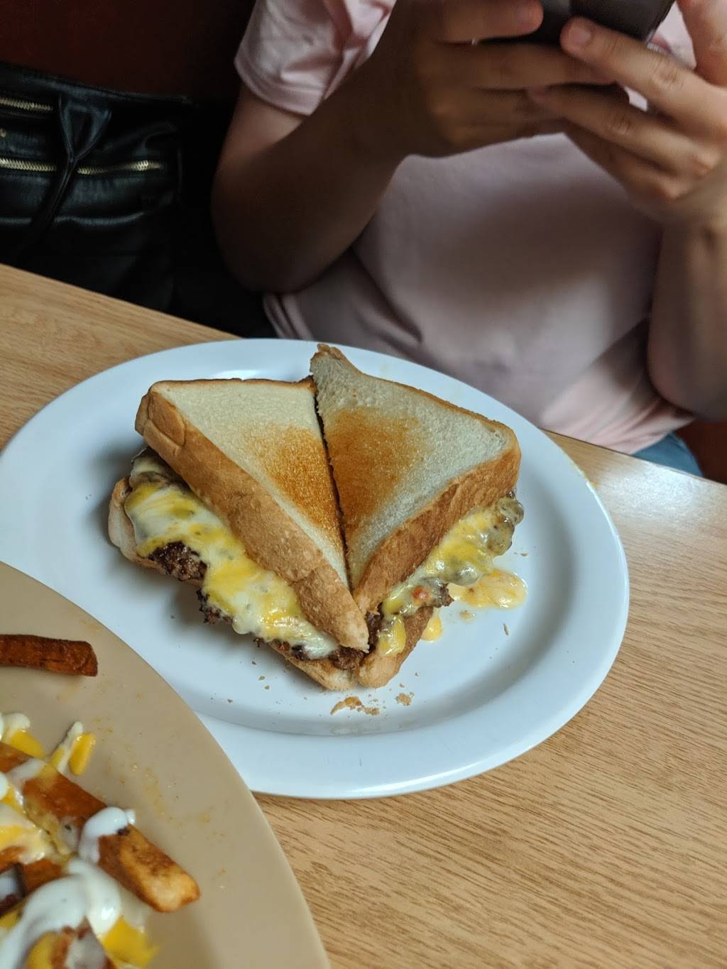 Rons Hamburgers & Chili | restaurant | 1545 S Sheridan Rd, Tulsa, OK 74136, USA | 9188321911 OR +1 918-832-1911