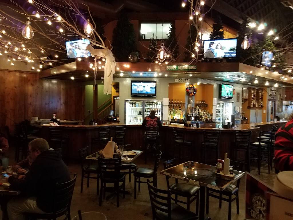 Sasquatch Jacks Hideaway Barroom & Grill | restaurant | 118 10th St SW, Waverly, IA 50677, USA | 3195592444 OR +1 319-559-2444