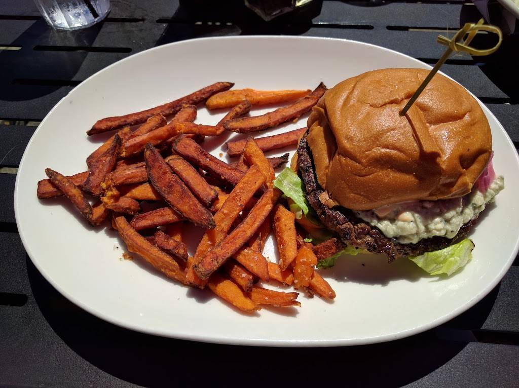 Maggie Bluffs | restaurant | 2601 W Marina Pl, Seattle, WA 98199, USA | 2062838322 OR +1 206-283-8322