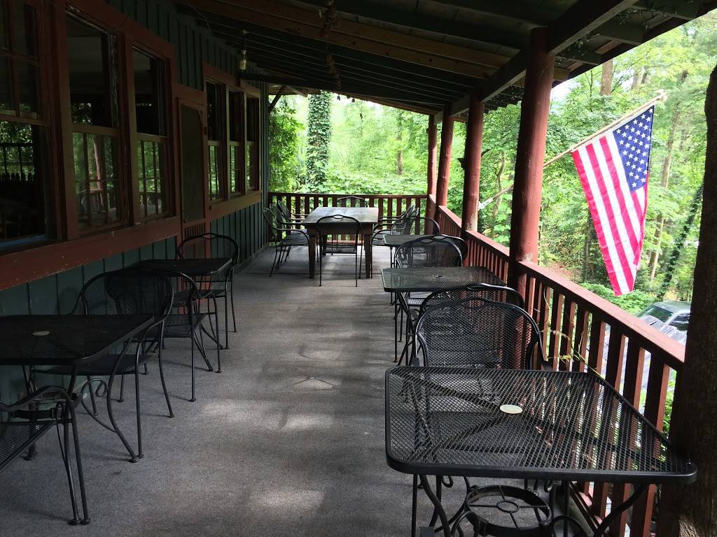 Louies On the Lake | restaurant | 2122, 1659 Lake Rabun Rd, Lakemont, GA 30552, USA | 7067823276 OR +1 706-782-3276