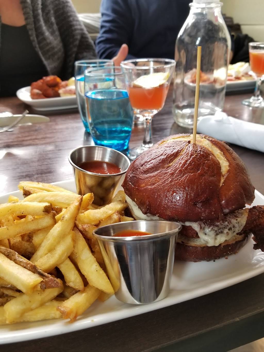 Farm Bar | restaurant | 1300 W Wellington Ave, Chicago, IL 60657, USA | 7732812599 OR +1 773-281-2599