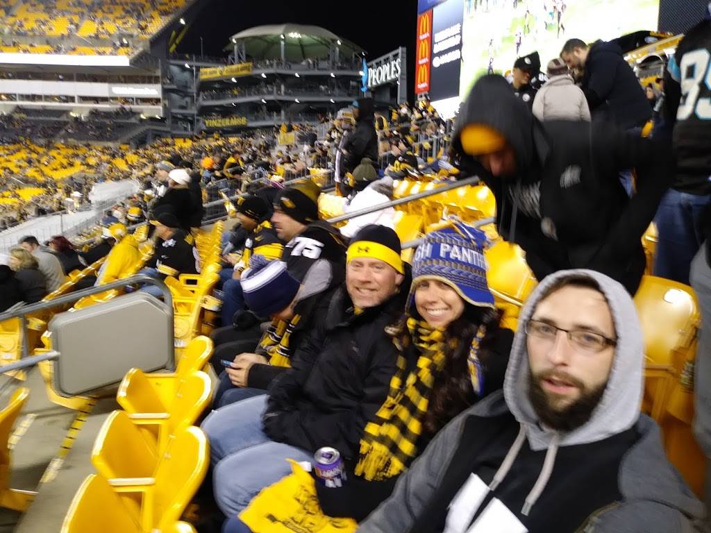 Hollywood Cafe and Sports Bar | restaurant | 2917 Duss Ave, Ambridge, PA 15003, USA | 7242661933 OR +1 724-266-1933