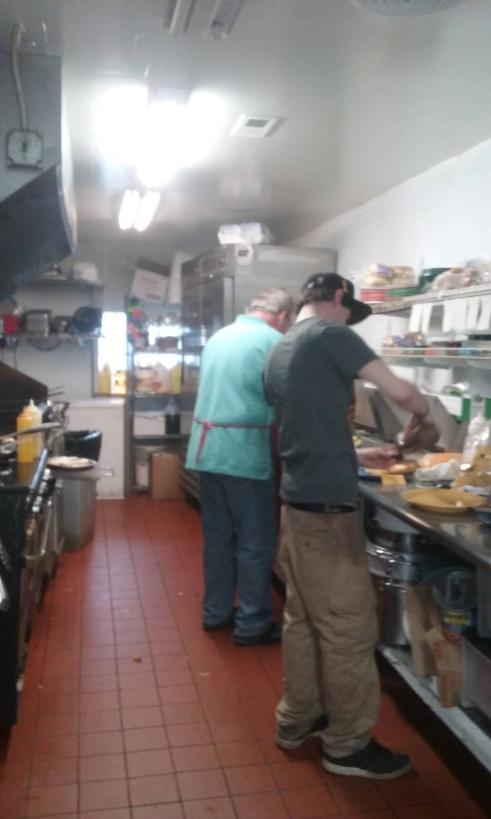 Uncs Patio Lounge | night club | 10584 E Washington St, Chagrin Falls, OH 44023, USA | 4405432799 OR +1 440-543-2799