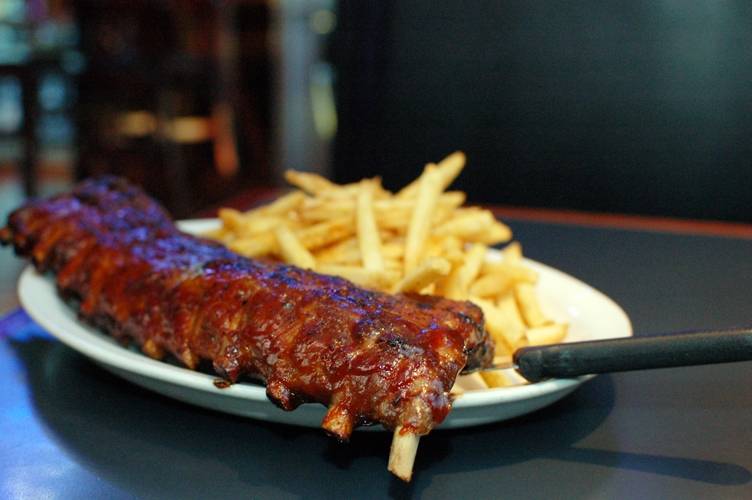 Risky Business | restaurant | 8848 E Tanque Verde Rd, Tucson, AZ 85749, USA | 5207498555 OR +1 520-749-8555