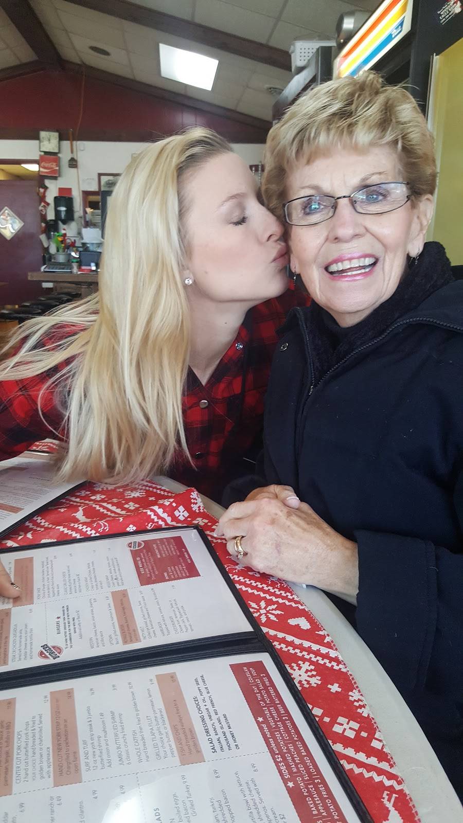 Uptown Cafe | restaurant | 110 N Magnolia St, Elmwood, IL 61529, USA | 3097424500 OR +1 309-742-4500