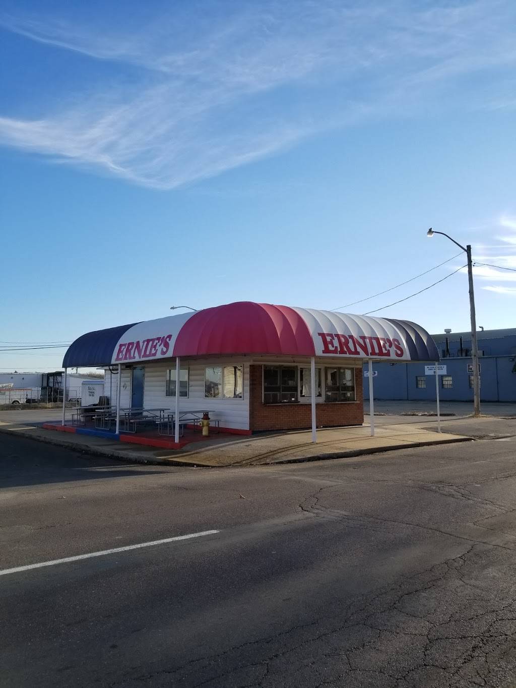 Ernie’s Dairy Dream | restaurant | 2600 SW Jefferson Ave, Peoria, IL 61605, USA | 3096730240 OR +1 309-673-0240