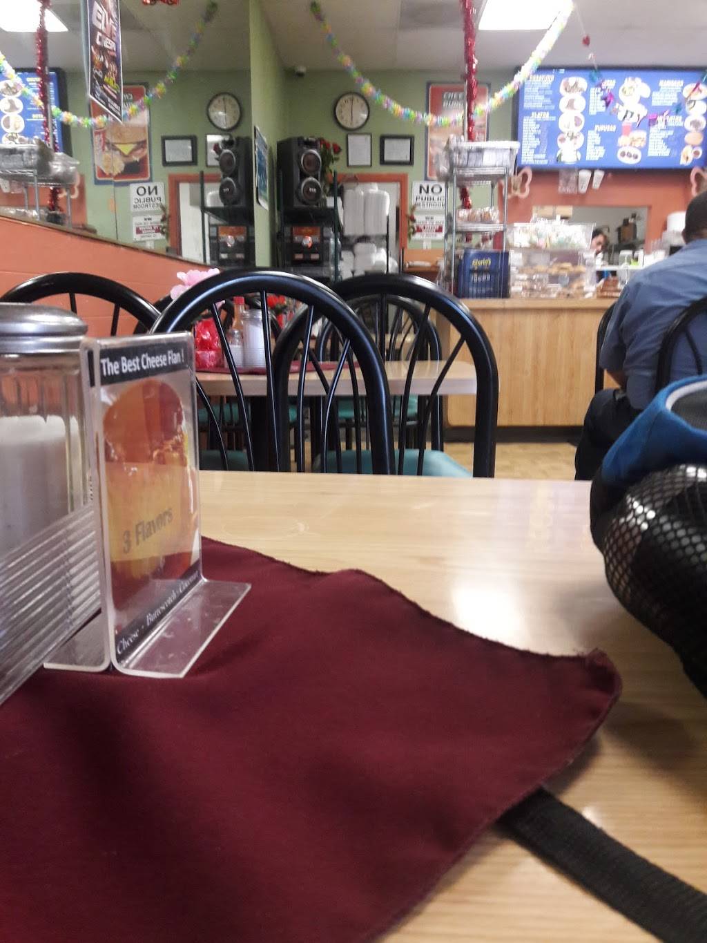 Glorias Pupuseria | restaurant | 7119 Seville Ave B, Huntington Park, CA 90255, USA | 3235539291 OR +1 323-553-9291