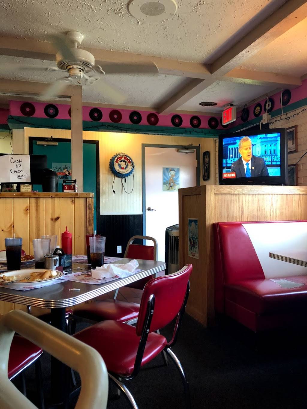 Tweedle Dees | restaurant | 720 IN-25, Rochester, IN 46975, USA | 5742237898 OR +1 574-223-7898