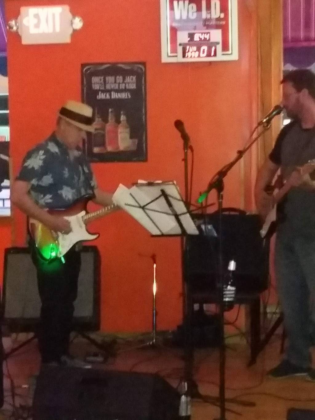 Chubz Pub & Grub | restaurant | 120 E Main St, Warren, IL 61087, USA | 8157453333 OR +1 815-745-3333