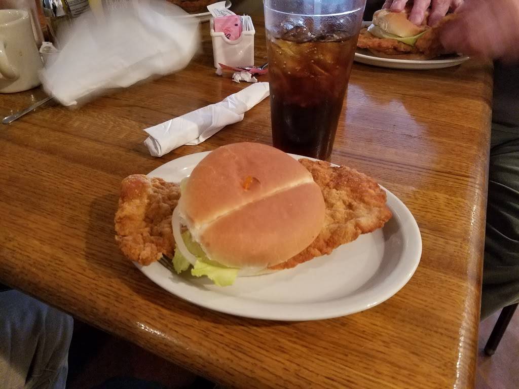 Treeces Restaurant & Lounge | restaurant | 26 W Main St, Rossville, IN 46065, USA | 7653793550 OR +1 765-379-3550