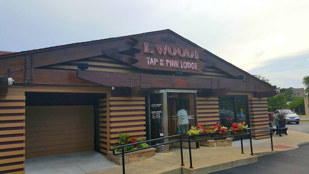 L. Woods Tap & Pine Lodge | restaurant | 7110 Lincoln Ave, Lincolnwood, IL 60712, USA | 8476773350 OR +1 847-677-3350