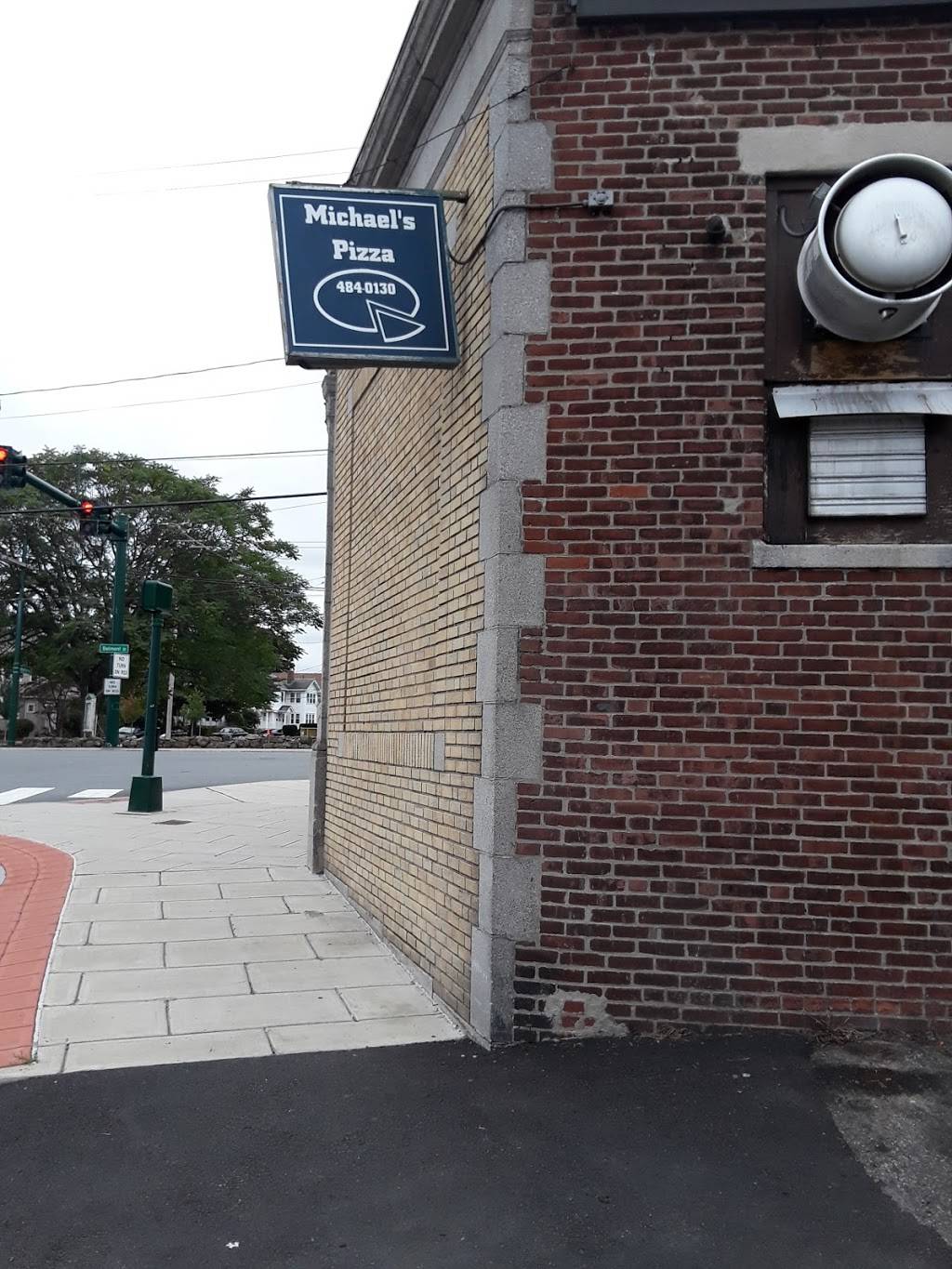 Michaels Pizza | restaurant | 2-4 Grove St, Belmont, MA 02478, USA | 6174840130 OR +1 617-484-0130