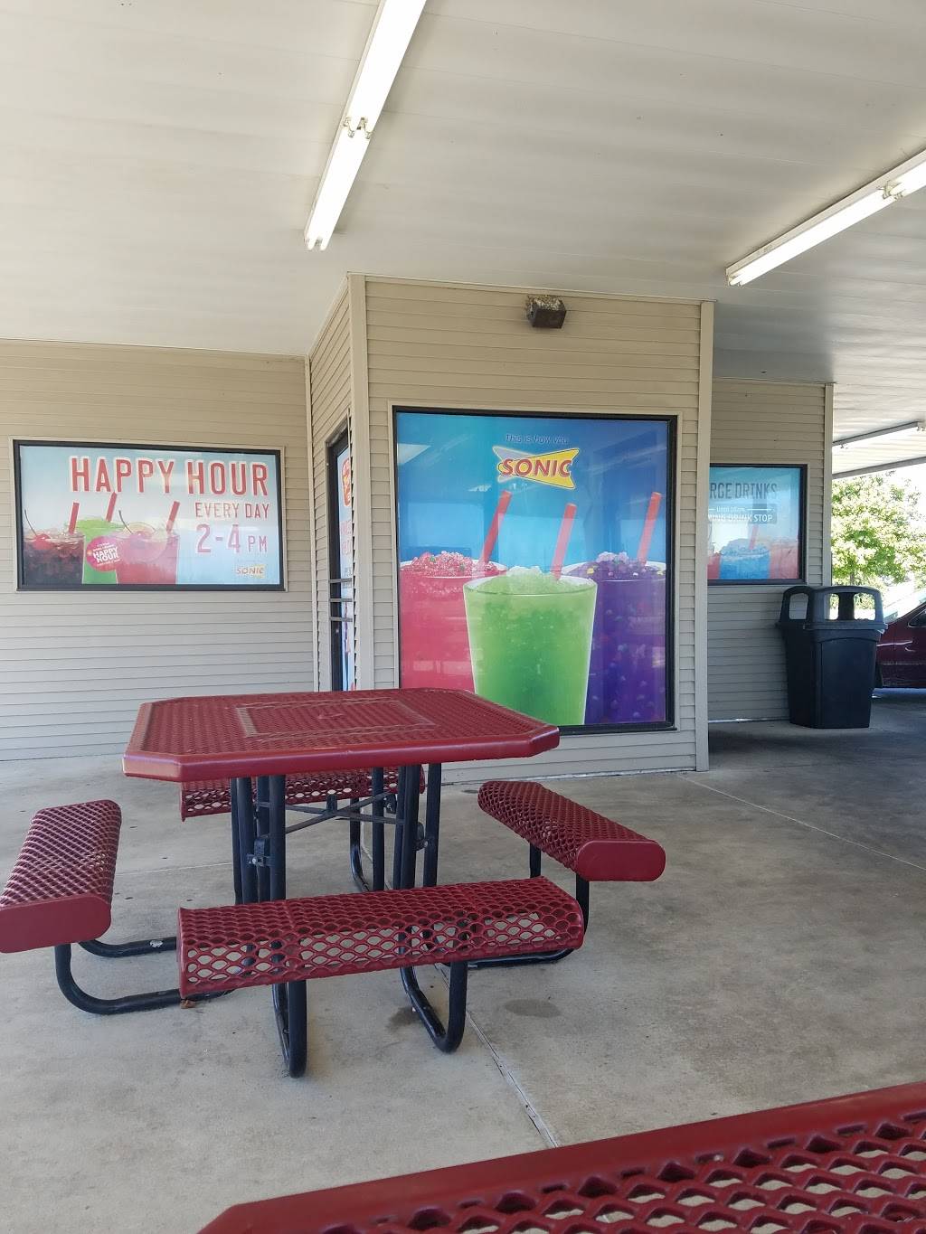 Sonic Drive-In | restaurant | 601 N Mattis Ave, Champaign, IL 61821, USA | 2173561230 OR +1 217-356-1230