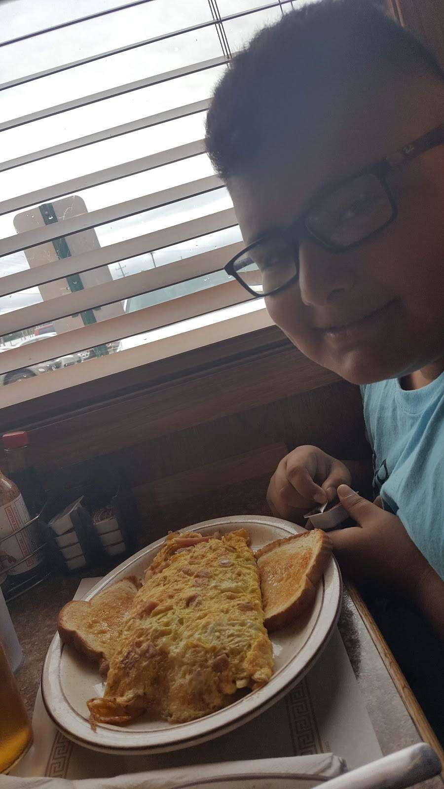 Red Apple Family Restaurant | restaurant | 2511 Locust St, Sterling, IL 61081, USA | 8156255160 OR +1 815-625-5160