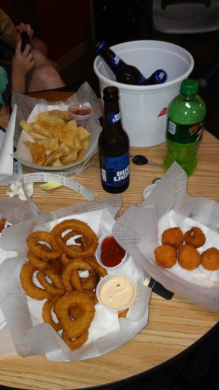 Break Point Alley | night club | 1950 Classique Ln, Tavares, FL 32778, USA | 3523435333 OR +1 352-343-5333